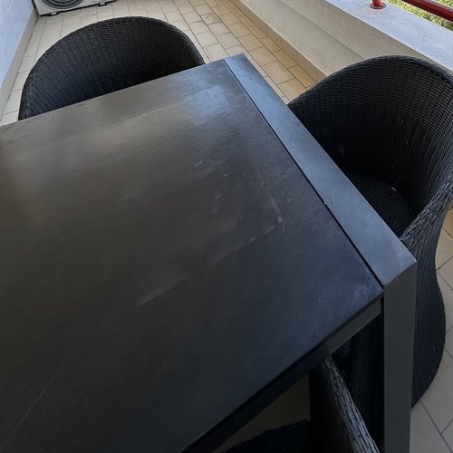 The table and chairs on the holiday-home balcony